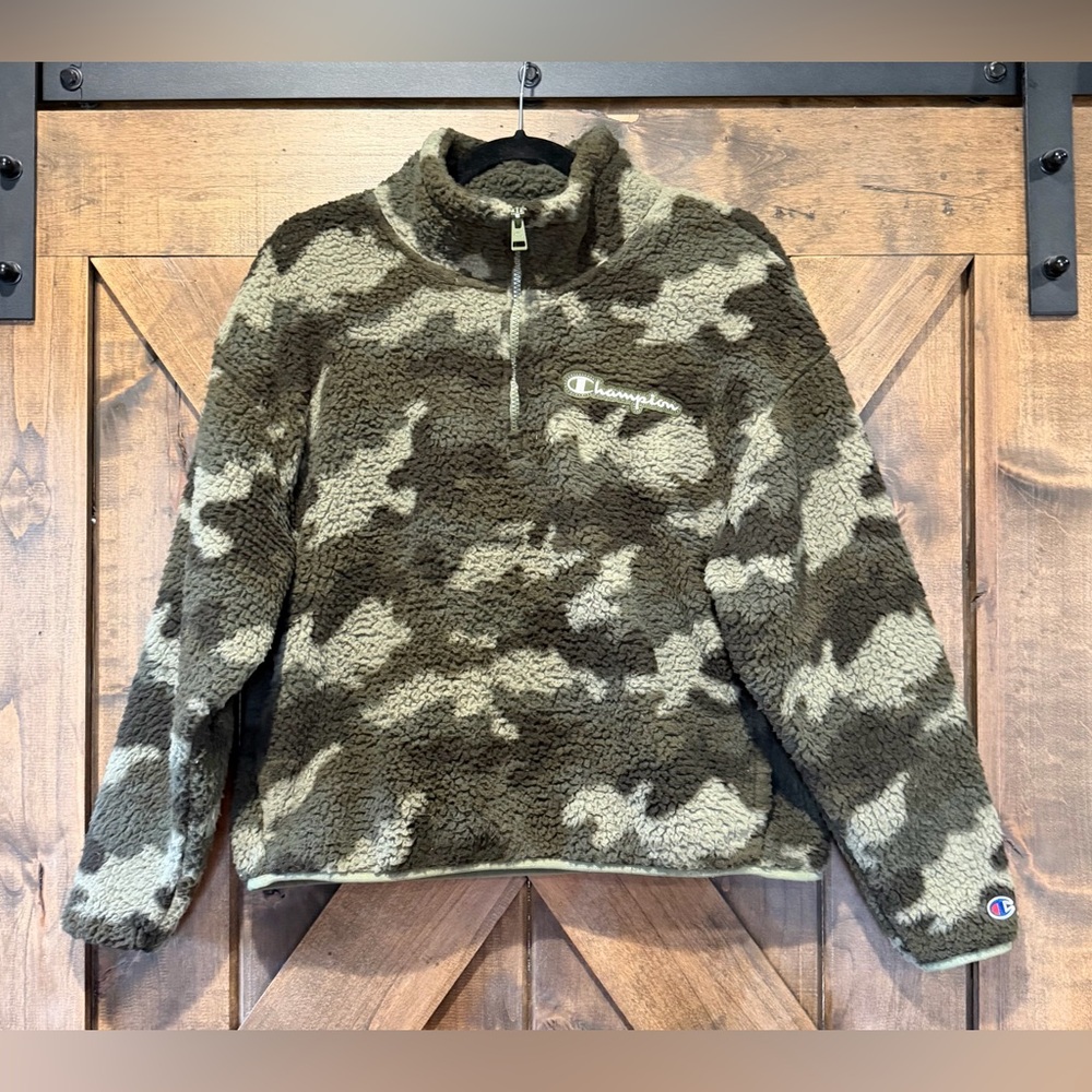 EUC Champion Cropped Green Camo Pullover Top